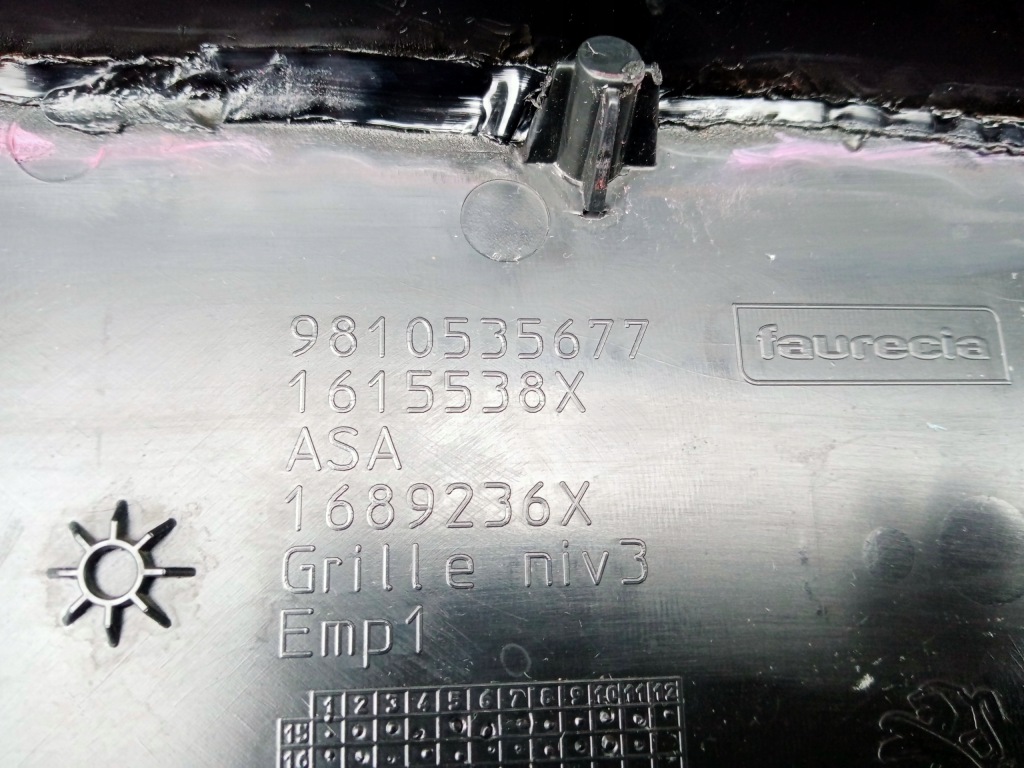 фото №8, Peugeot 208 i lift середня решітка бампера перед 2015r 9810535677