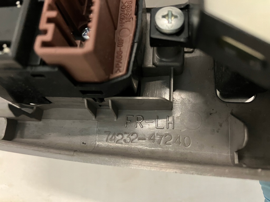 фото №10, Prius plus + кнопка переключатель окон зеркал левый перед