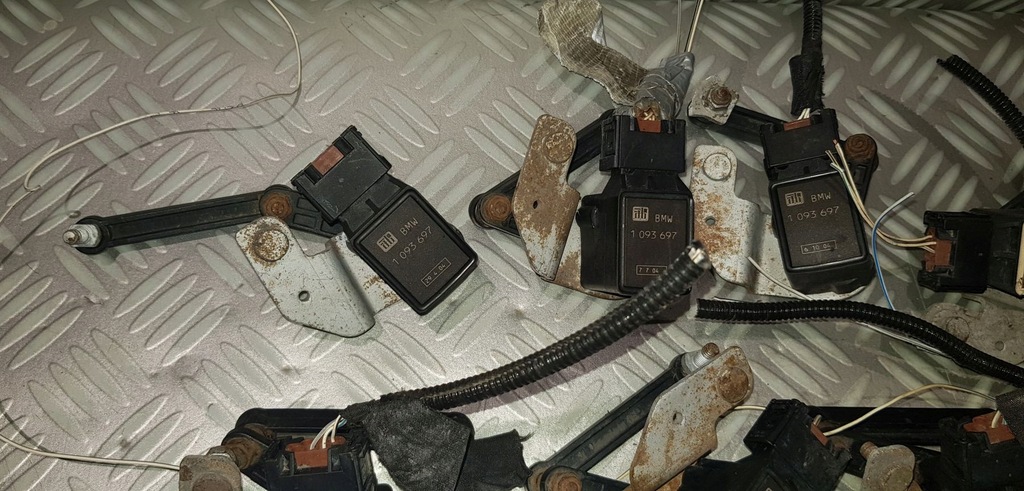 фото №6, Bmw e60 e61 e63 датчик рівня лампа вирівнювання світла лівий задня 1093697