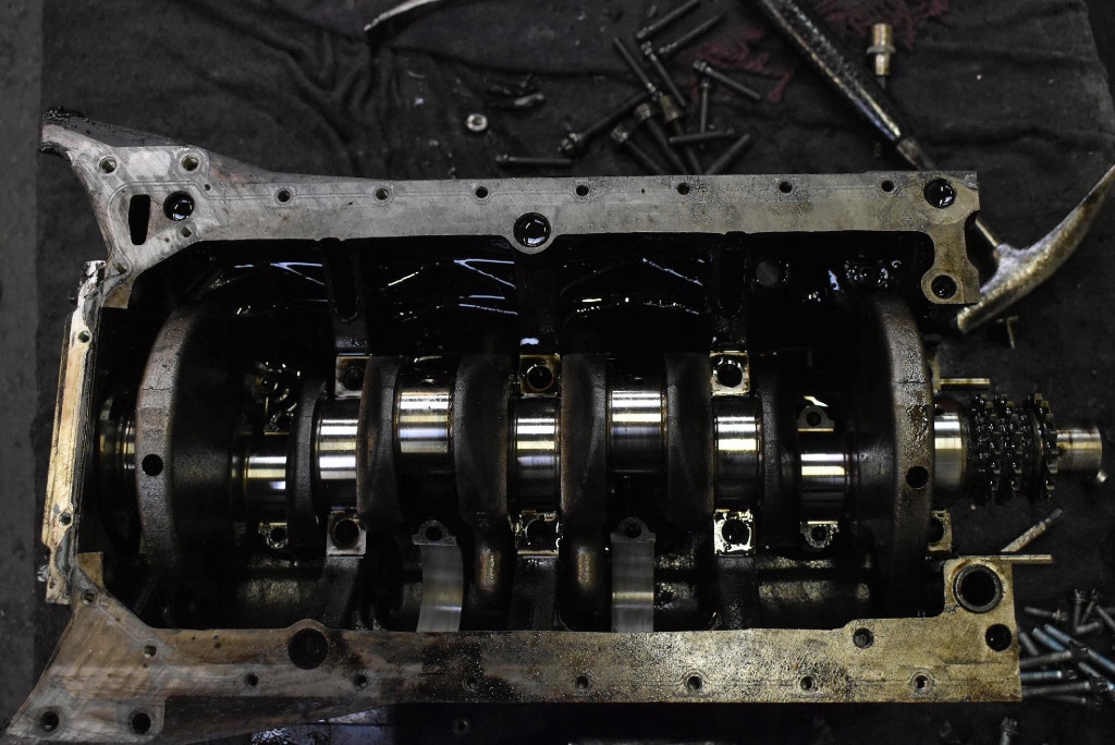 Блок низ  двигуна wał 6110110501 mercedes c-klasa w203 2.2 cdi 122 km 00-04 Оригінал