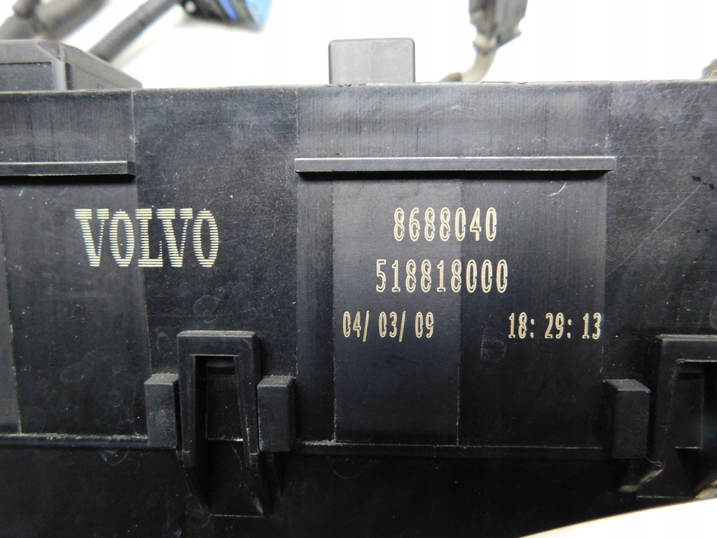 фото №10, Коробка предохранителей 8688040 - volvo c30 c70 s40 ii v50 04-12