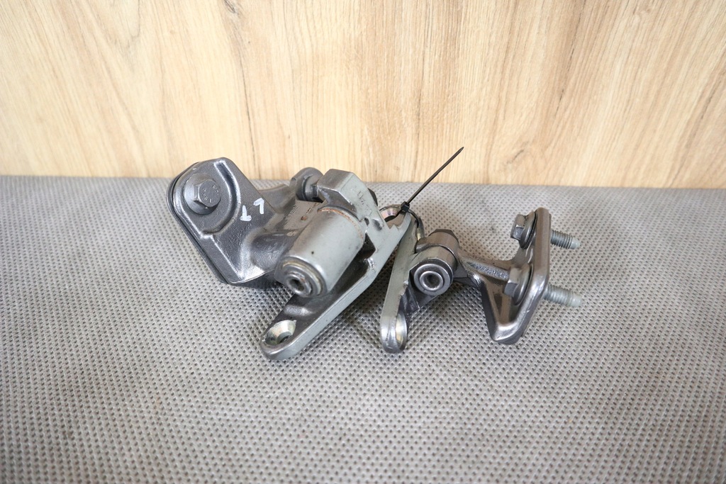 фото №1, Mercedes b-klasa w245 lift петля лівий задня петлі двері комплект 787