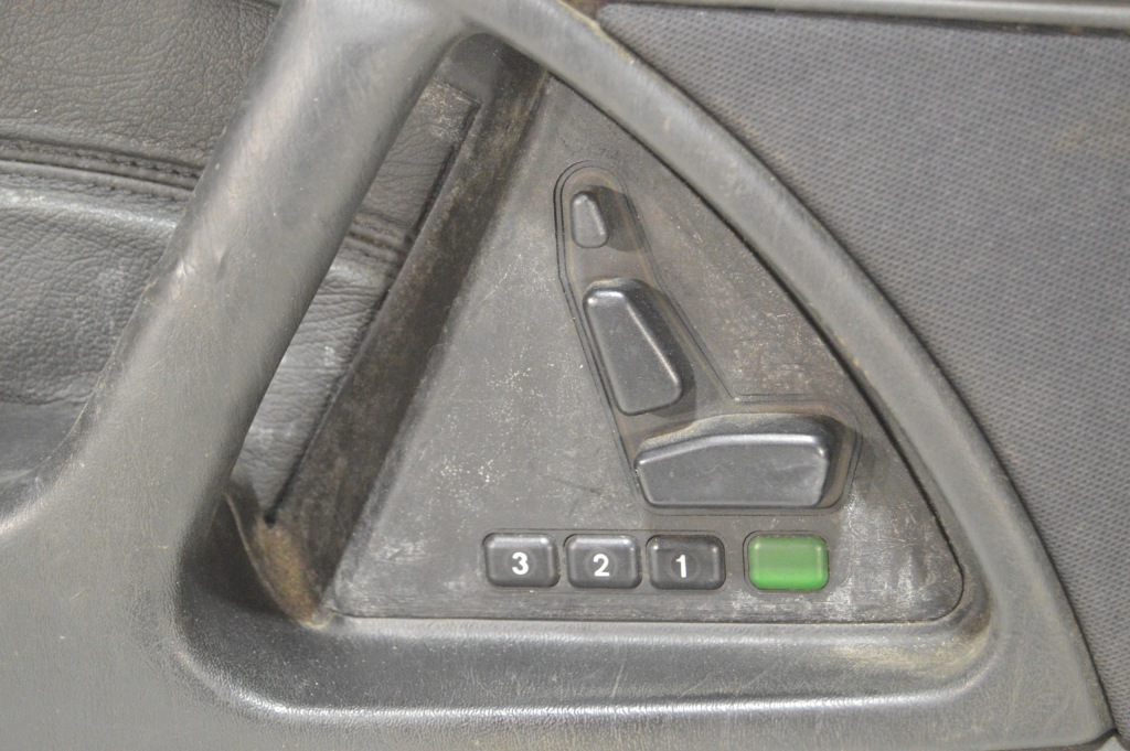 Левый обшивка дверь mercedes sl500 sl r129 po рестайлинг  чёрный в Украине