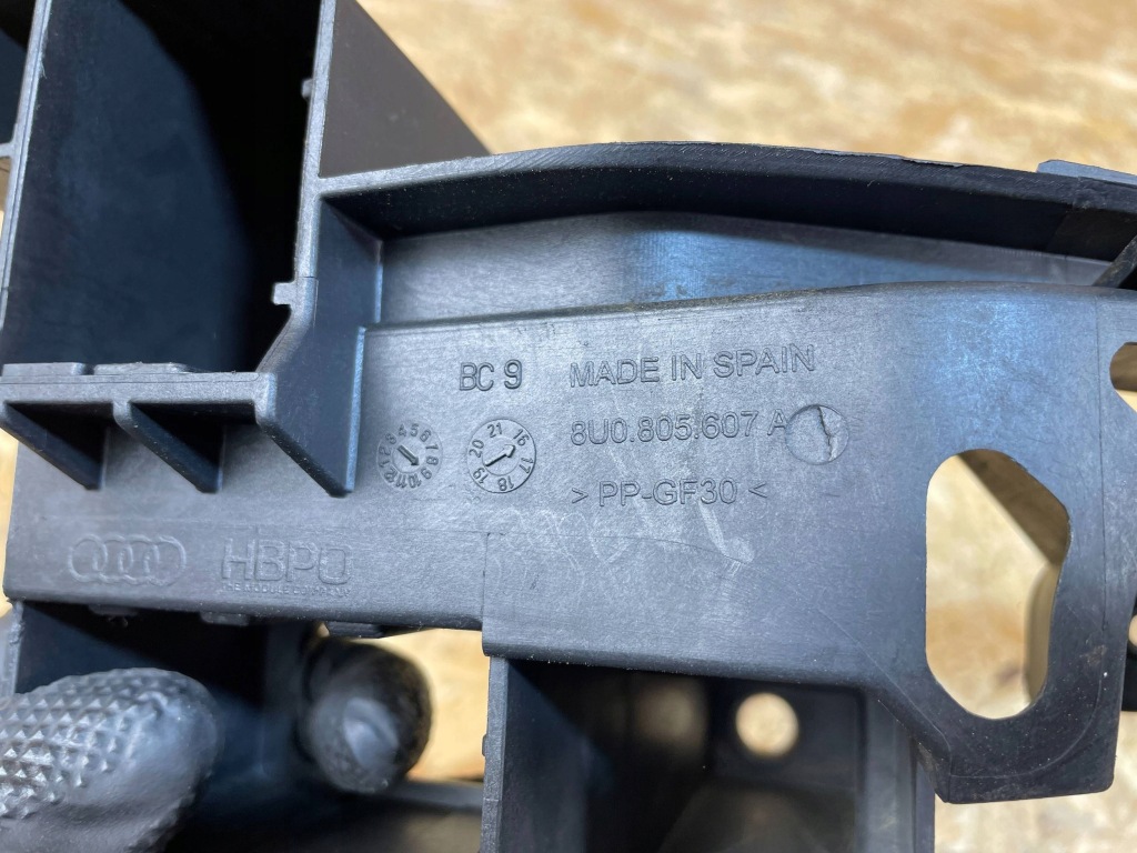 Напрямна кронштейн лампи перед лівий audi q3 i 8u 8u0805607a 2010- Зі Шроту