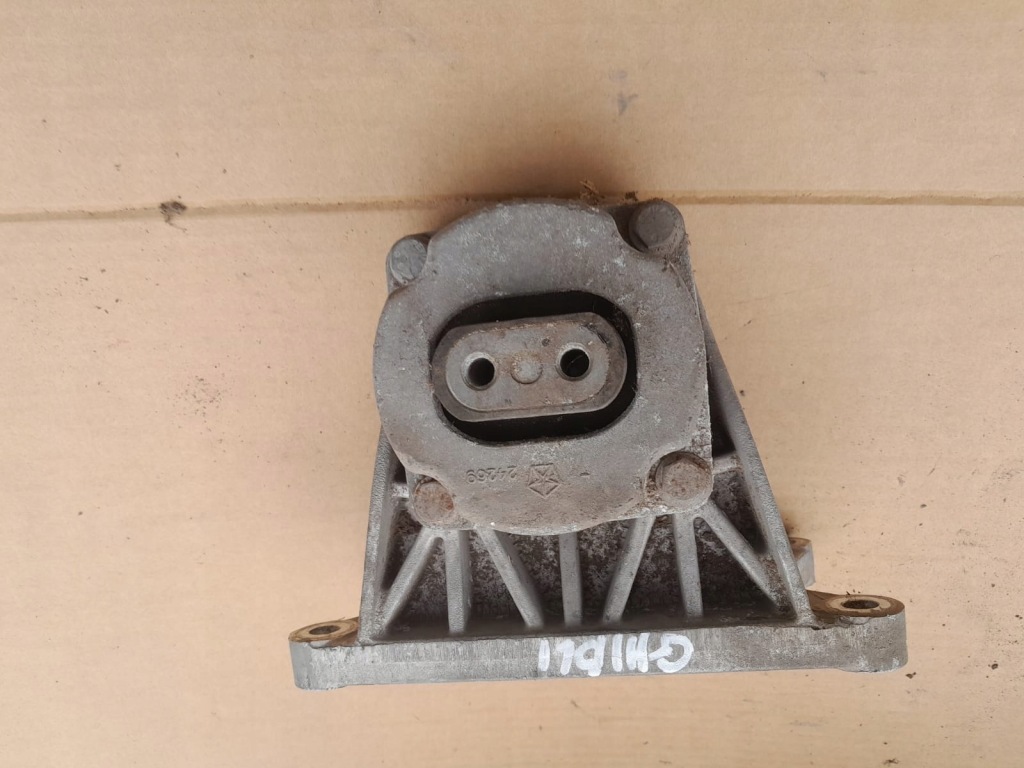 Купити Maserati ghibli iii 3.0 d кронштейн подушка коробки 670004299