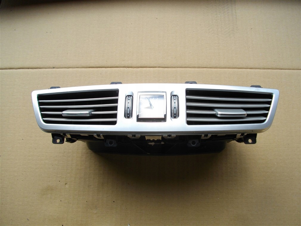 фото №1, Audi a8 4h d4 4h решітка обдув годинник