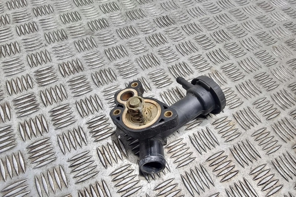 фото №4, Корпус термостата mini cooper r50, r53 04777858ab 1.6l бензиновый 2003