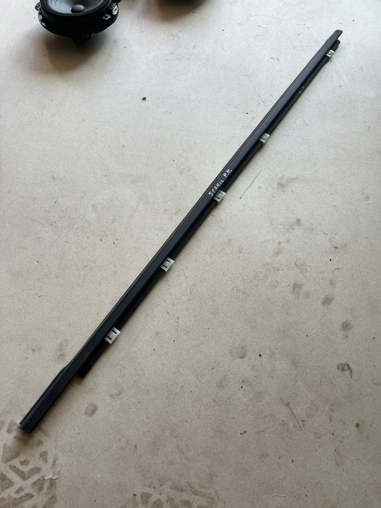 фото №1, Kia stonic 17- молдинг ущільнювач двері права перед передня