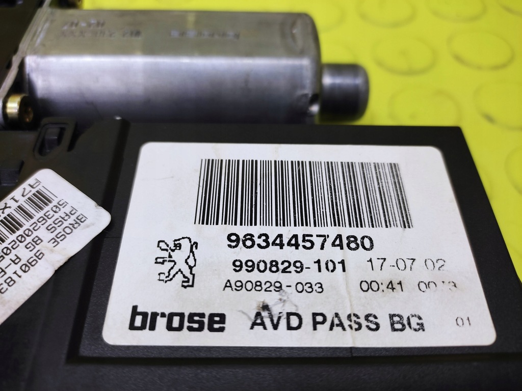 фото №4, Peugeot 307 моторчик стекло правый перед 9634457480