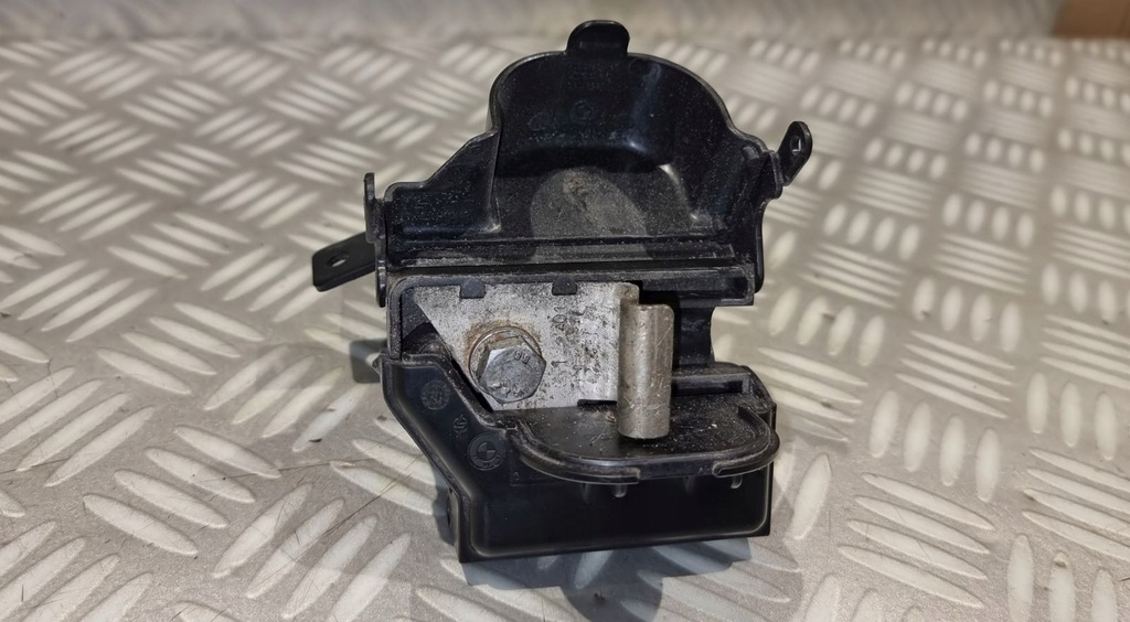 фото №10, Bmw e60 e61 e63 разъём b+ выход клемма plus отсек 6923945 кронштейн 6932006