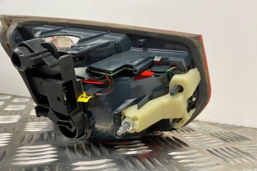 фото №9, Правая лампа крышки багажника bmw 3 f30, f80 18361112 2.0l дизель 2014