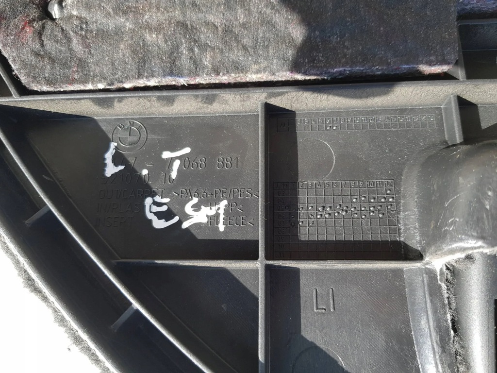 Обшивка багажника лівий задня 7 068 881 bmw 3 e91 Недорого