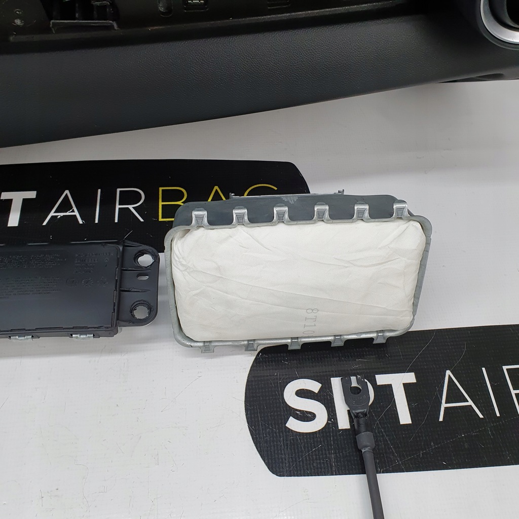 фото №11, Giulia панель приладів консоль зелений нитка подушки безпеки ремені подушка безпеки