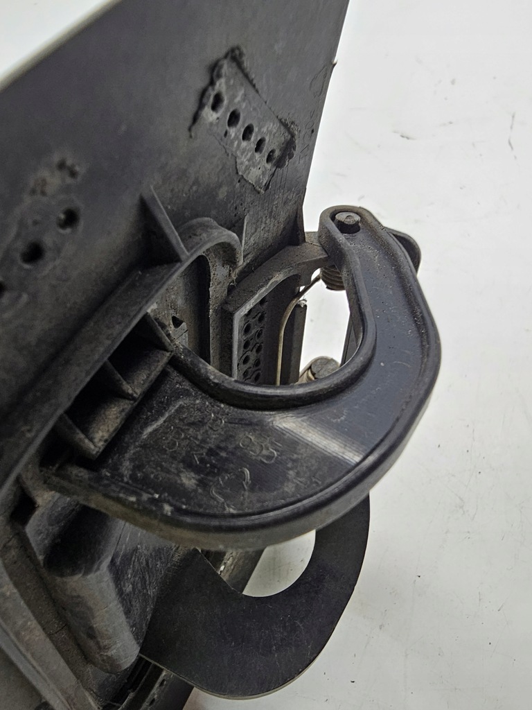 фото №8, Заглушка кронштейн распылителя левая audi a5 8t 8t0955635 8t0807787