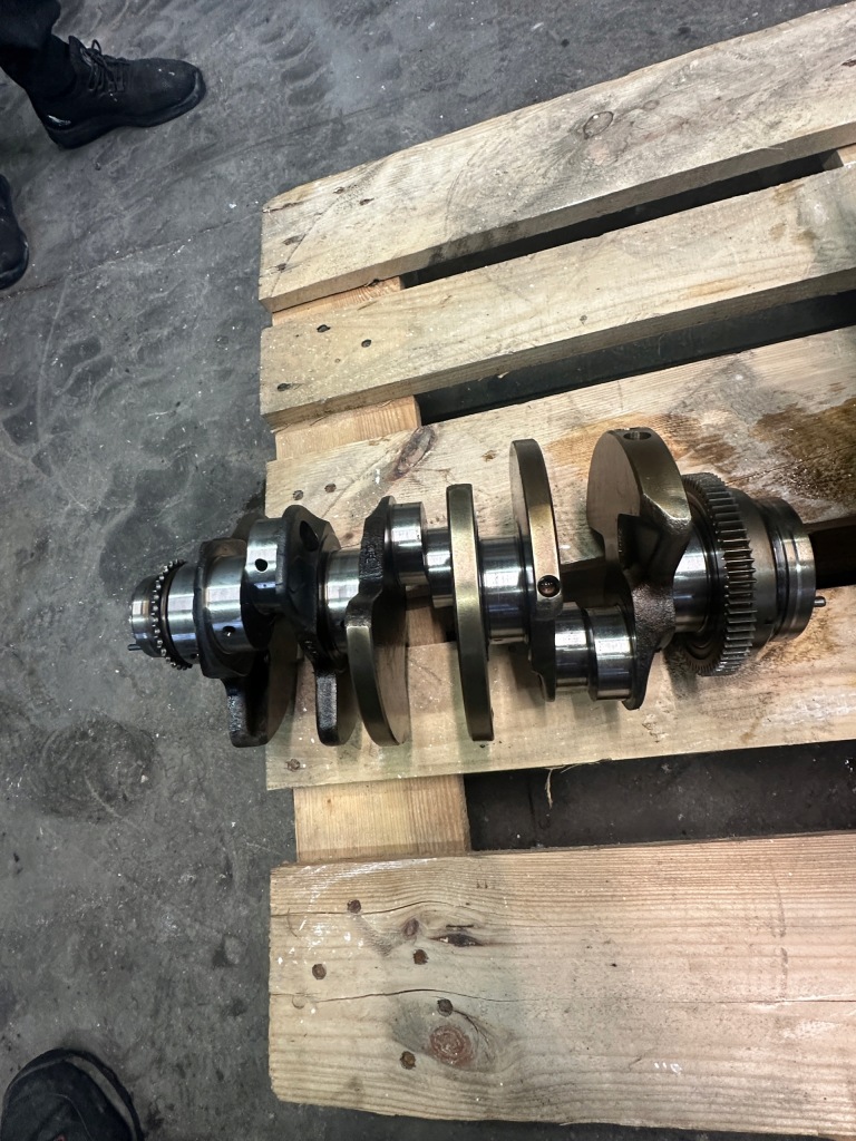 Audi rs wał коленчатый номинал 06m105019ah с Разборки