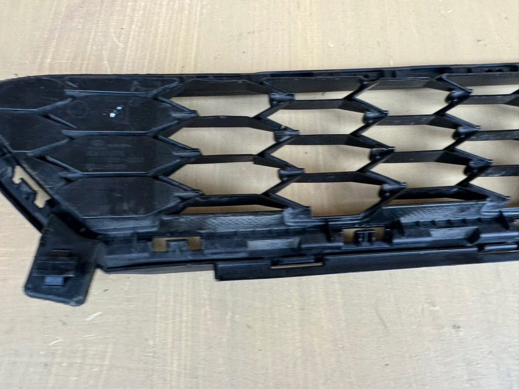 Купить Hyundai i30 3 3 рестайлинг  n-line 20r- решётка средняя бампера перед передняя