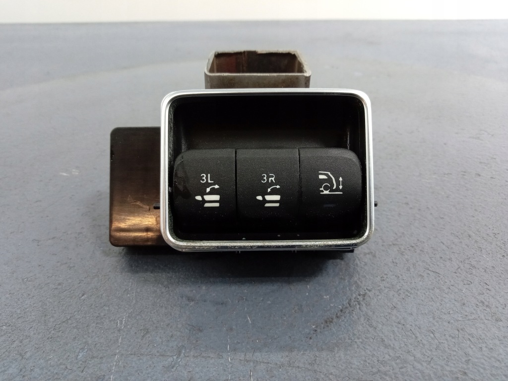 фото №1, Gls w167 кнопка складывания сидений задняя a1679050403