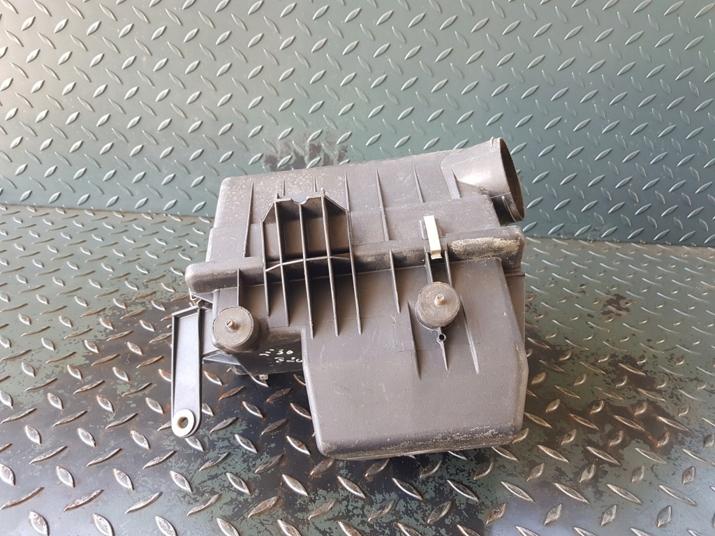 Корпус фильтра воздуха 1 715 881 bmw e30 320i m20 Киев