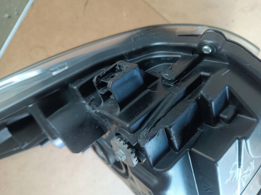 Toyota avensis t27 рестайлинг  линза led фара правый  левая Недорого