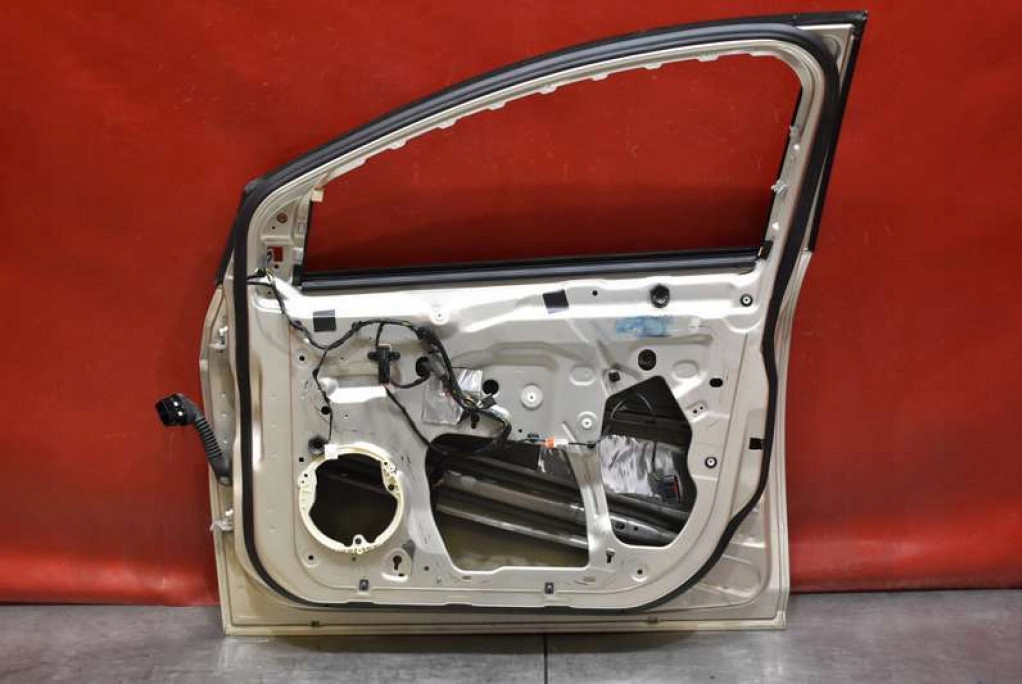 Дверь правое  перед передние бежевые ford focus mk3 седан рестайлинг  америка 14-20 Доставка