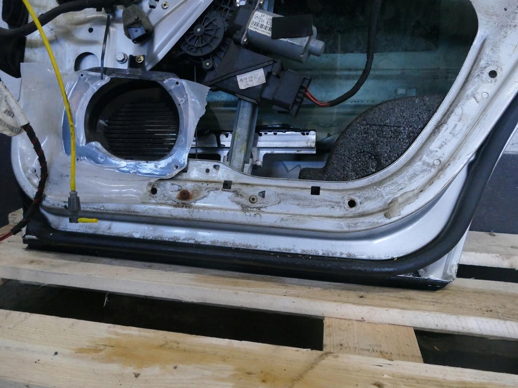 фото №14, Mercedes c w202 lift sedan дверь правый задняя правое задние 744 серебристый