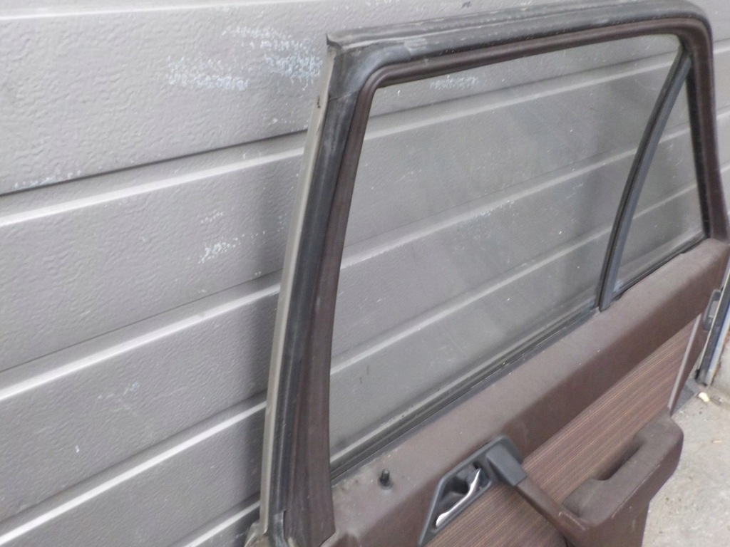 Купити Двері праве задній mercedes w124