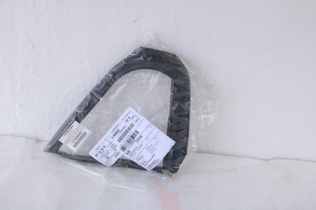 фото №1, Mitsubishi lancer прокладка скло права задня .