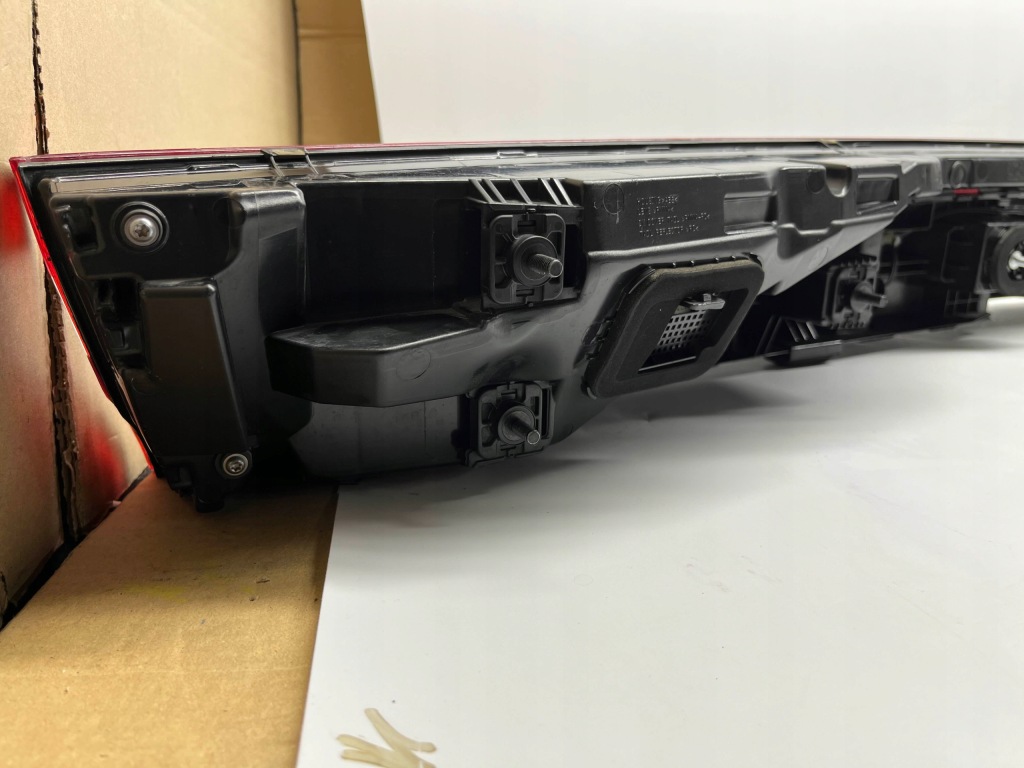 фото №13, Audi q8 задняя лампа led накладка версия usa sae 4m8945095q