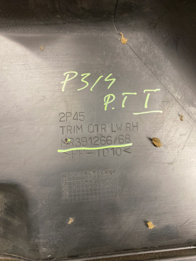 фото №7, Оббивка обшивка багажника правий задня mitsubishi pajero iii iv 5d mr391266