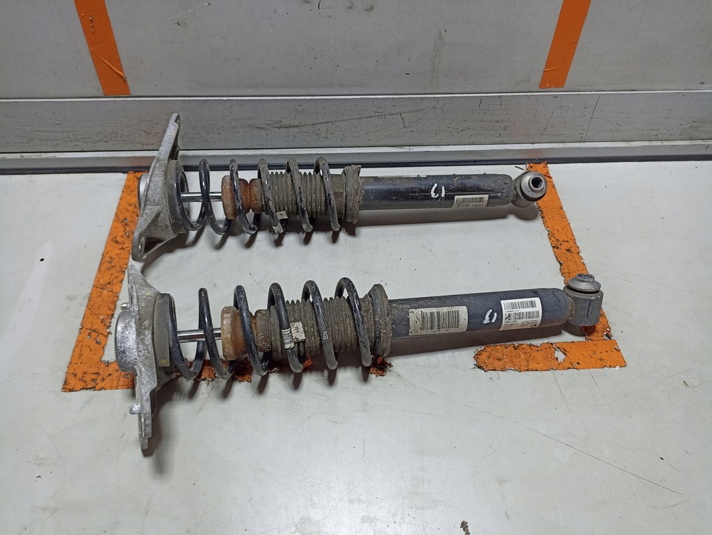 фото №1, Bmw i3 l01 амортизатор задняя задний 6880101