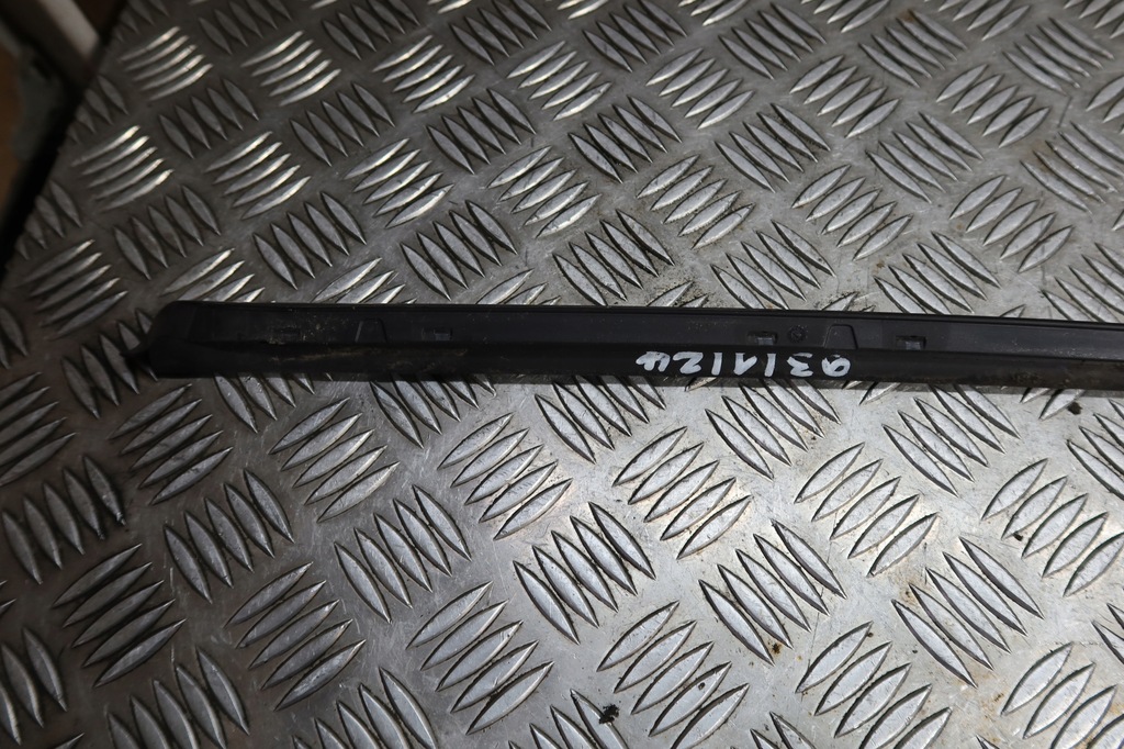 фото №7, Молдинг стекло лобовое левая audi a4 b8