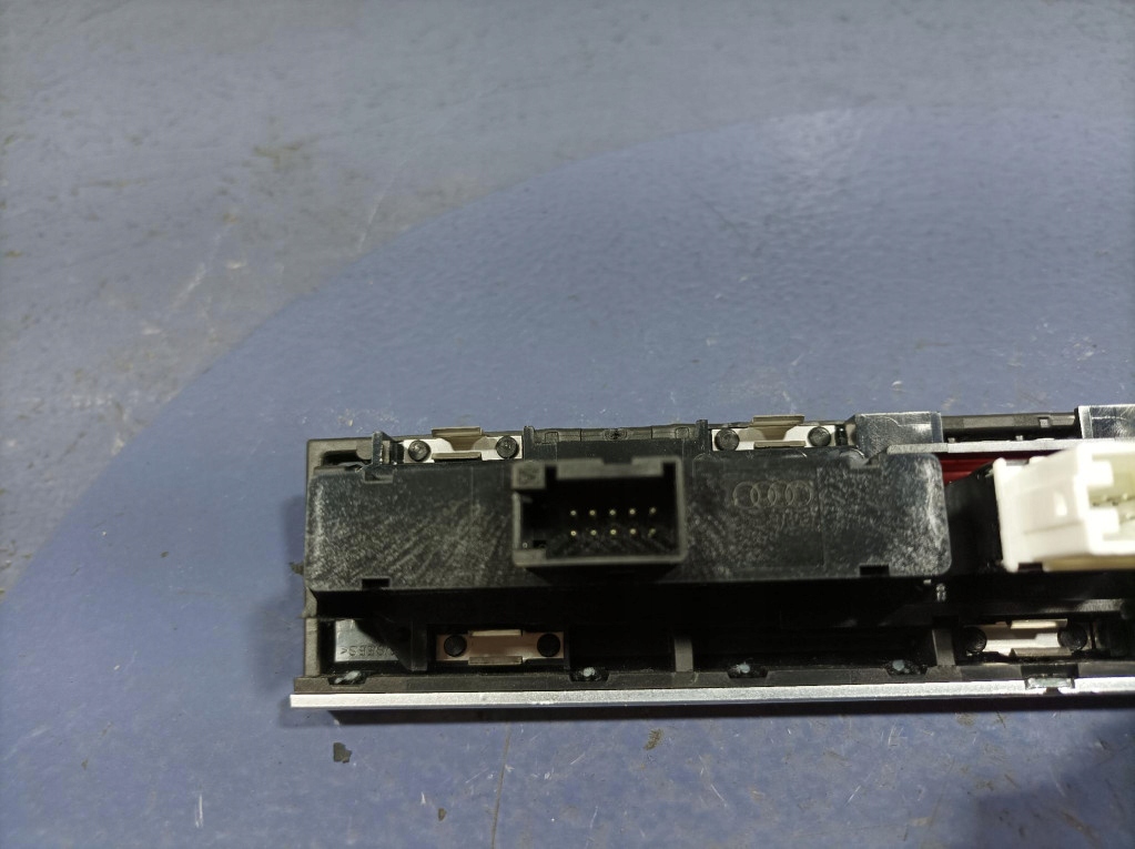 фото №6, Audi a3 8p lift перемикач панель кнопка аварійних 8p0927137as