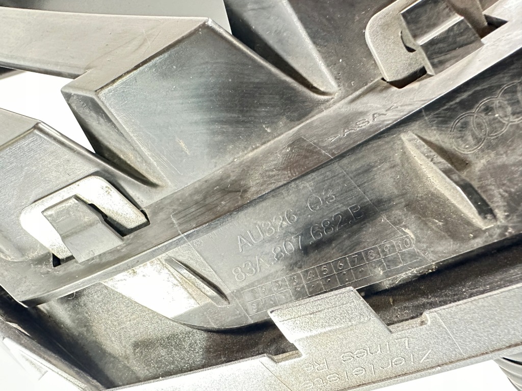 Q3 2 83a решётка бампера правый  83a807682b 83a853054 Киев