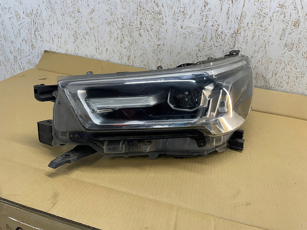 фото №1, Toyota hilux viii 8 lift лампа передняя левая led