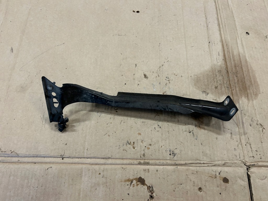 Купить A4 b8 рестайлинг  кронштейн кронштейн крыла правое 8k0821136