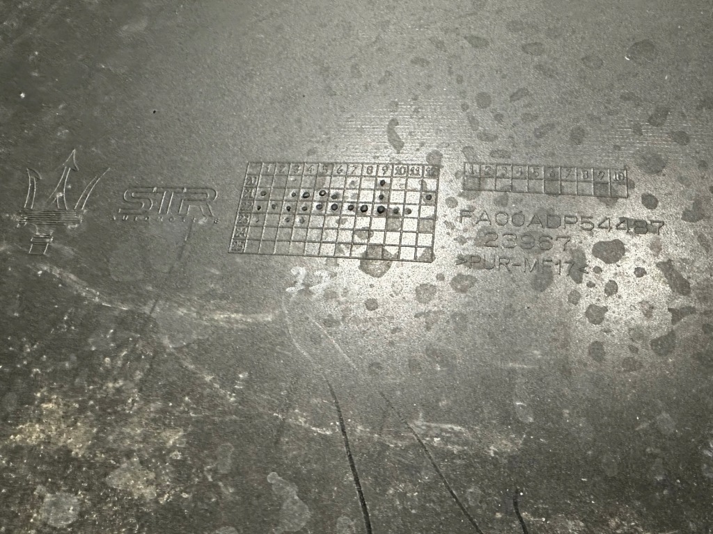 Maserati mc20 передний бампер спойлер накладка 670222935 Оригинал