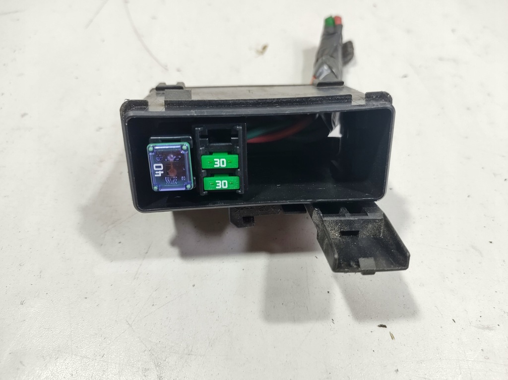 фото №5, Infiniti q50 14r- корпус коробка предохранителей