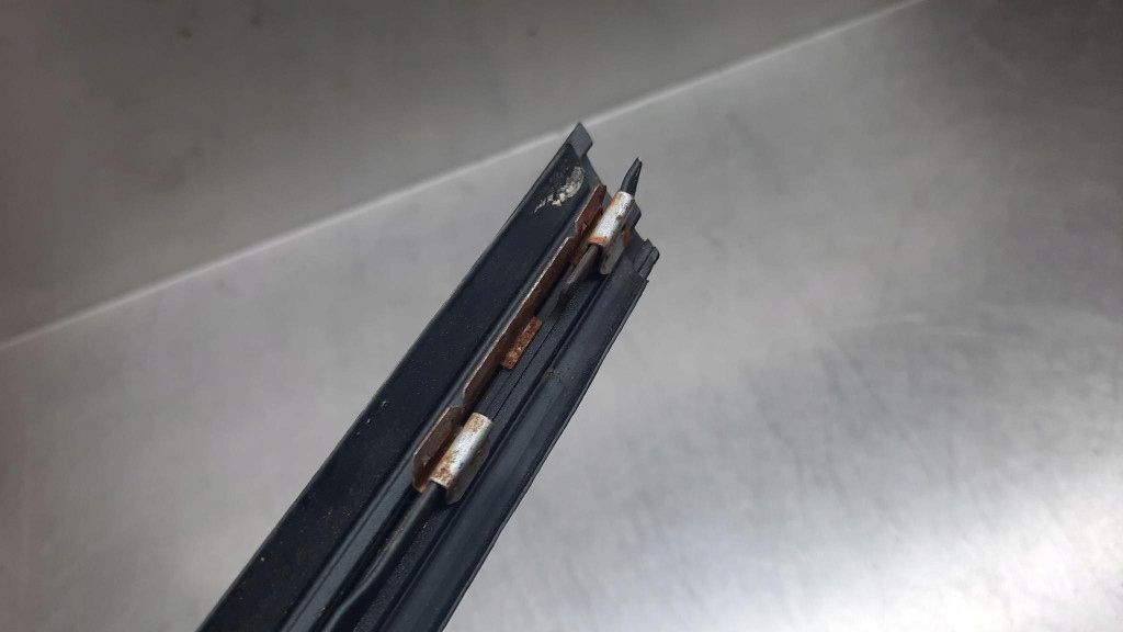 фото №10, Молдинг скло лобове ліва оригінальний номер 30753552 volvo xc70 ii 08-15r