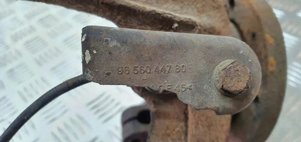 Поворотный кулак передняя правая peugeot 206 cc 2d 9656044780 1.36l дизель 2005 Недорого