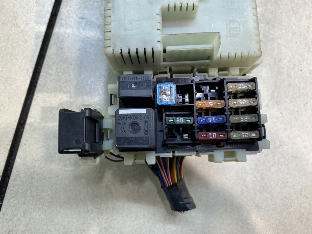 Коробка запобіжників mondeo mk4 6g9t14a301na Зі Шроту