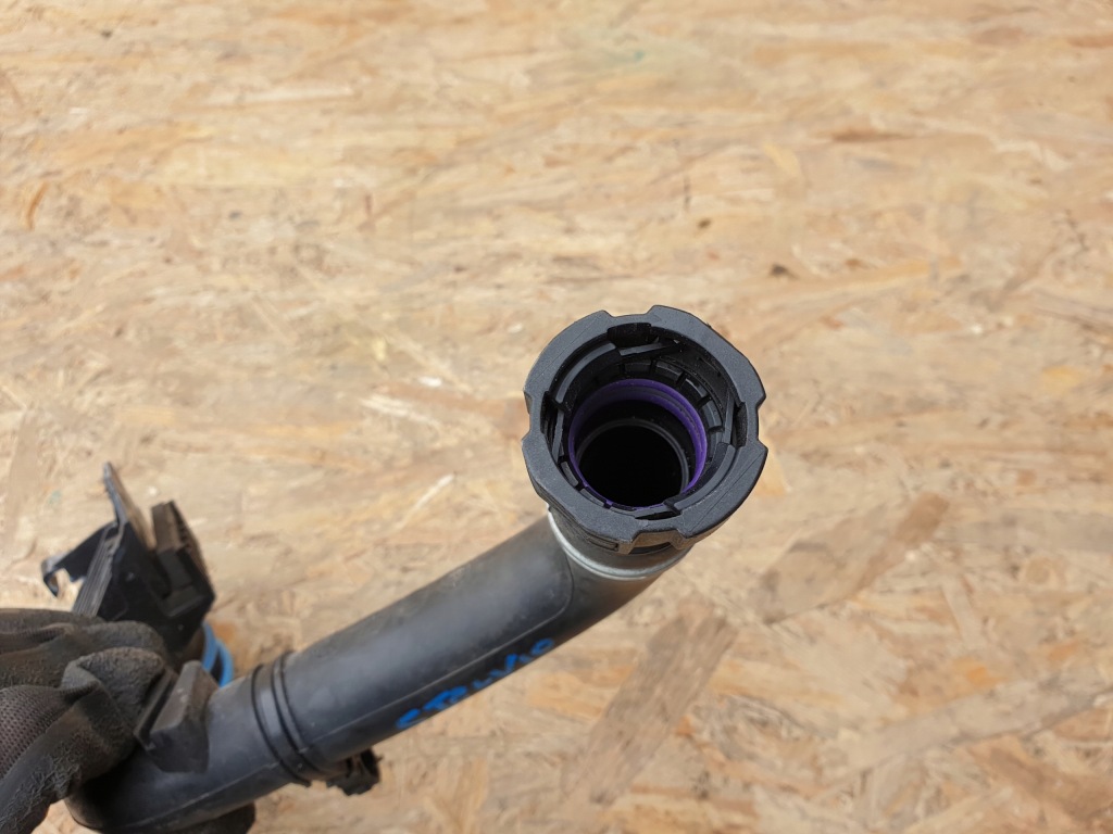 фото №3, Alfa romeo stelvio заливная горловина бачок омывателя