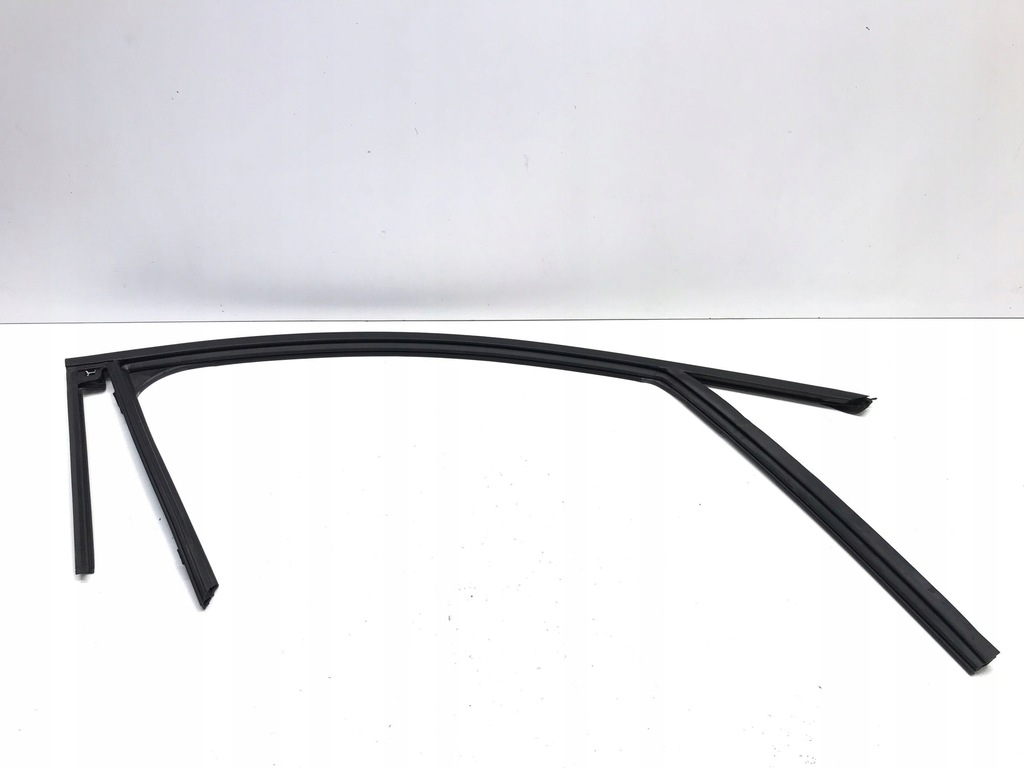 фото №1, Ford mustang mach-e 2023 прокладка стекло дверь правый перед lj8b-r21510-ah