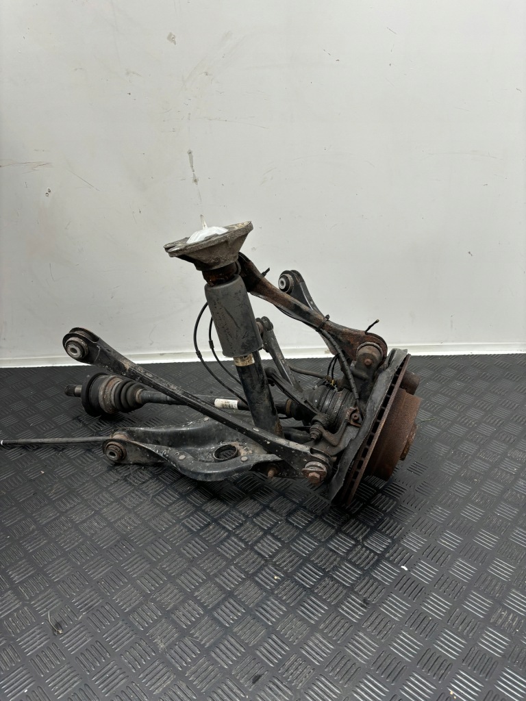 фото №1, Поворотний кулак задня права важелі привідний вал bmw f30 оригінал