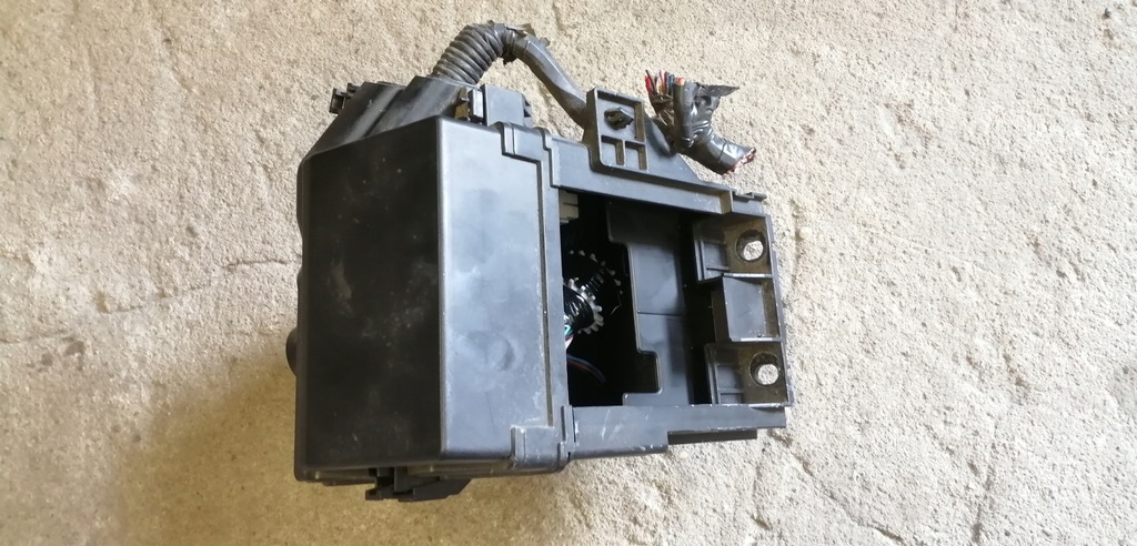 фото №1, Nissan micra k13 коробка предохранителей корпус