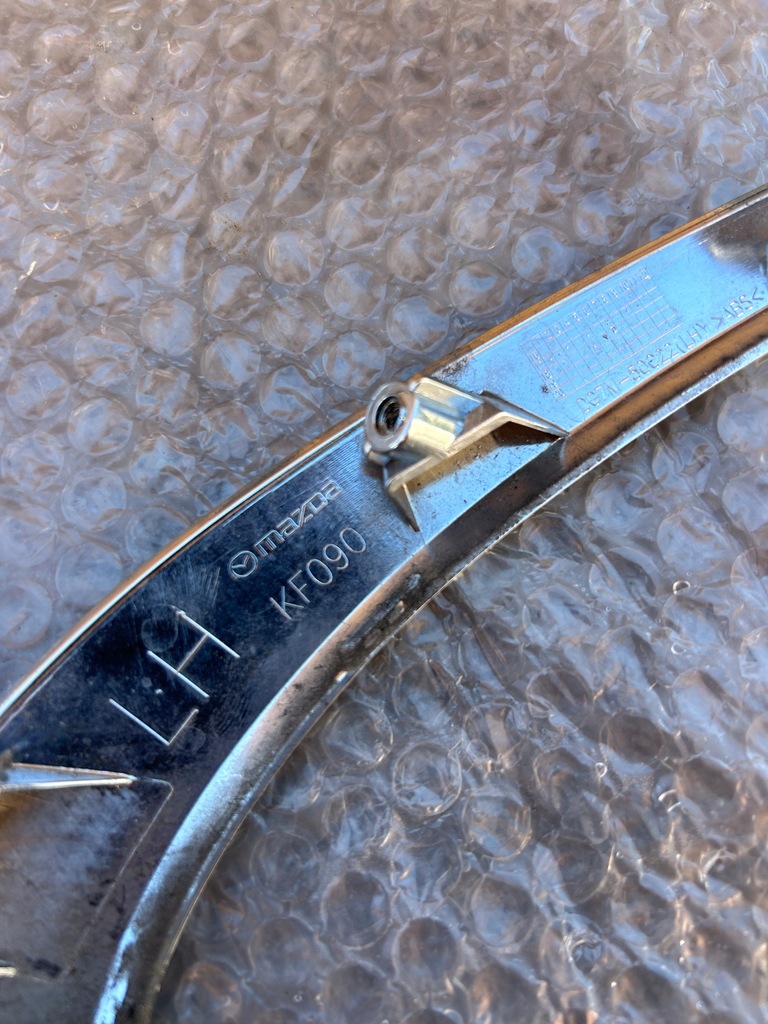 фото №3, Mazda 2 молдинг хром решётка радиатора левый перед