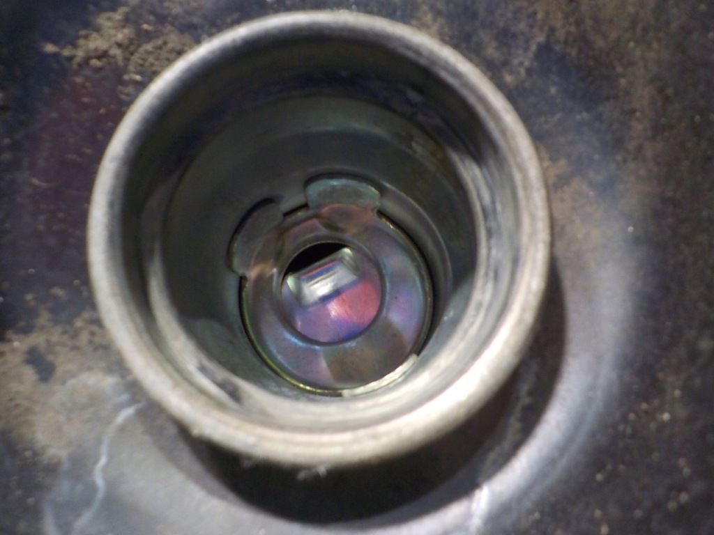 фото №5, Nissan x-trail t30 2.5 заливна горловина труба заливної пального