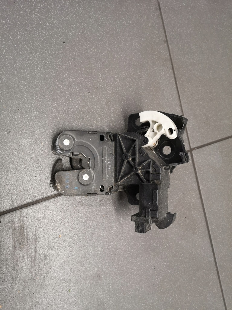 фото №1, Замок крышки багажника audi a3 8p 8p4827505b