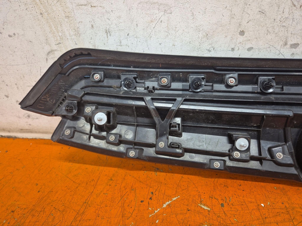 Subaru forester v 22- рестайлінг  решітка  решітка радіатора 91122sj180 Зі Шроту