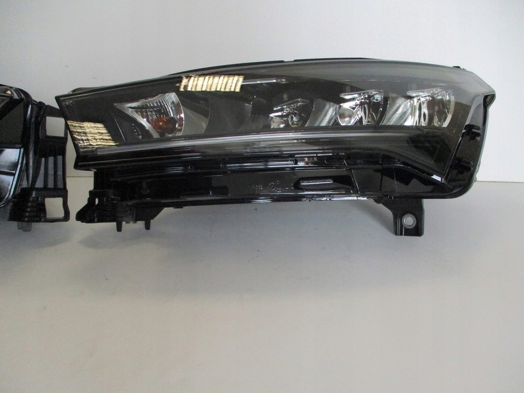 фото №8, Лампа лампы led перед skoda enyaq 5lb941018 5lb941017 nowe