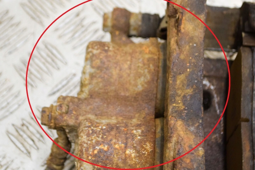 фото №5, Nissan np300 navara d40 передний правый суппорт тормозной adn148112 2.50d 126k